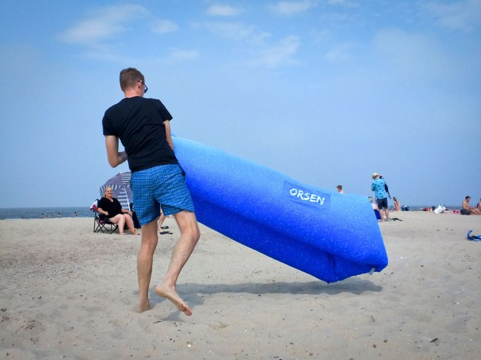 Mein Kampf mit der Air Bag hat andere Strandbesucher*innen sichtlich amüsiert
