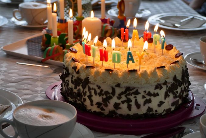 Die gewünschte Geburtstagstorte (die Kerzen wurden natürlich Corona-konform ausgewedelt)